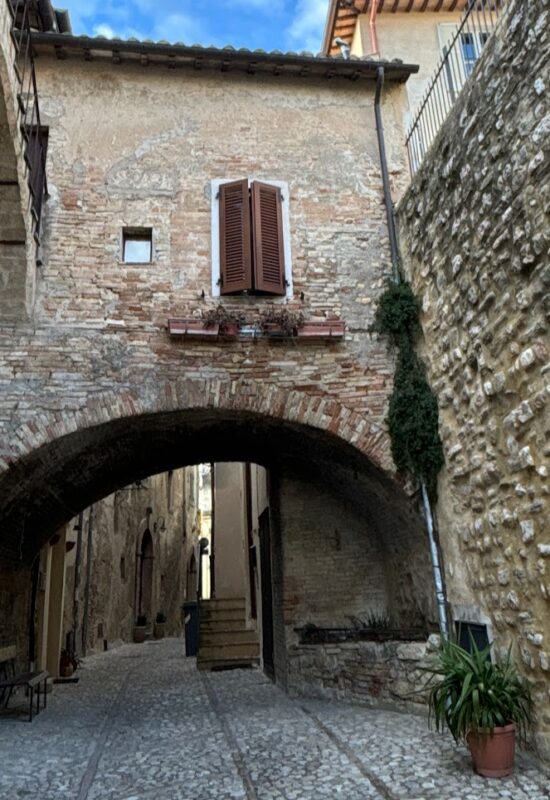 Montefalco: la “Ringhiera dell’Umbria” tra arte, storia e sapori