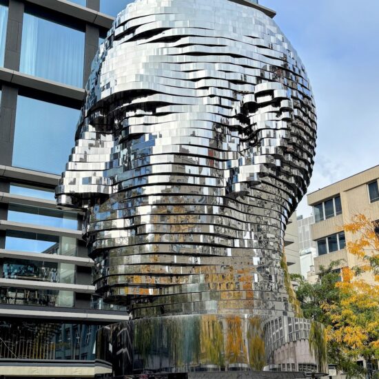 La testa ruotante di Kafka a Praga: indirizzo e quando si muove