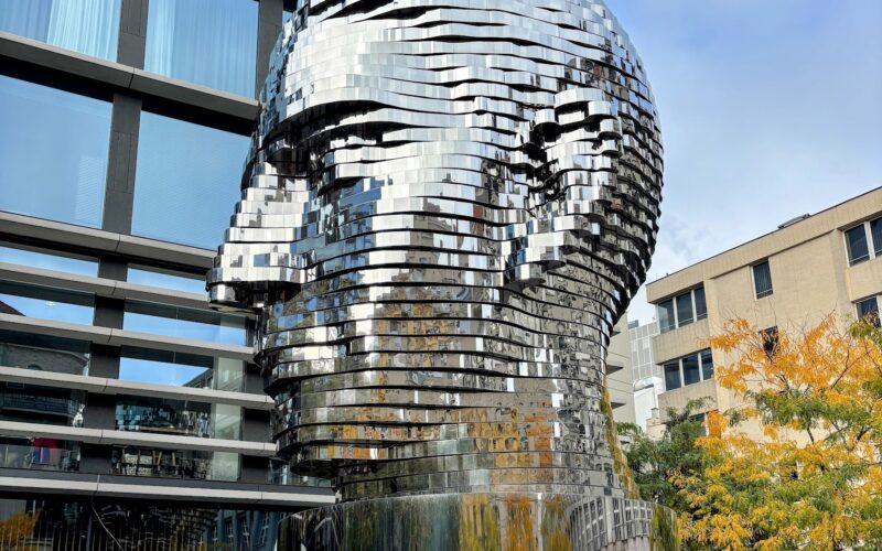 La testa ruotante di Kafka a Praga: indirizzo e quando si muove